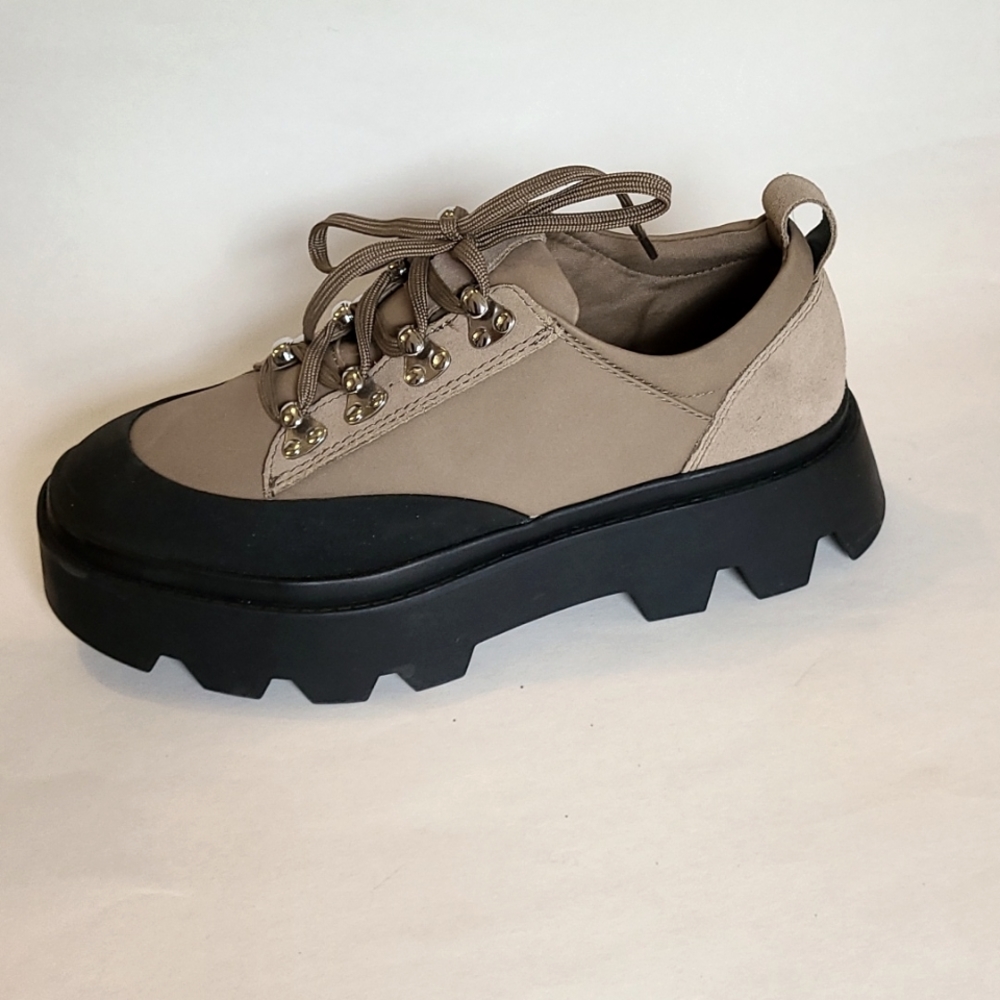 Zara trendy hiking shoes  with chunky sole